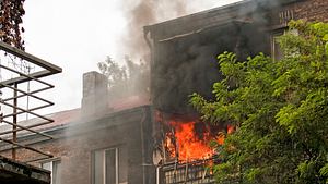 Feuer auf dem Balkon eines fünfstöckigen Gebäudes. Feuer und schwarze Rauchwolken. Rauch in der Wohnung. - Foto: Oksana Kuznetsova/iStock