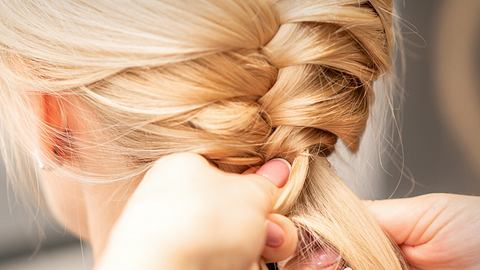 Die schönsten geflochtenen Brautfrisuren - Foto: iStock/okskukuruza