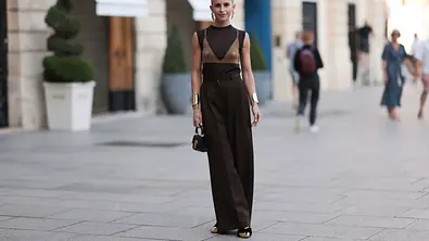 Braune Hose kombinieren - Foto: Jeremy Moeller/Getty Images