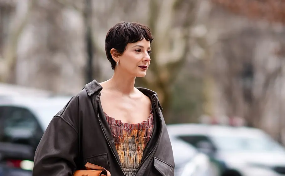Dunkelbrauner Pixie Cut mit kurzen Curtain Bangs Elegant und feminin kommt der dunkelbraune Pixie Cut mit kurzen Curtain Bangs daher.