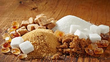 Ist brauner Zucker die gesunde Alternative zu weißem Zucker? Oder ist Rohrzucker gesund? - Foto: Magone/iStock