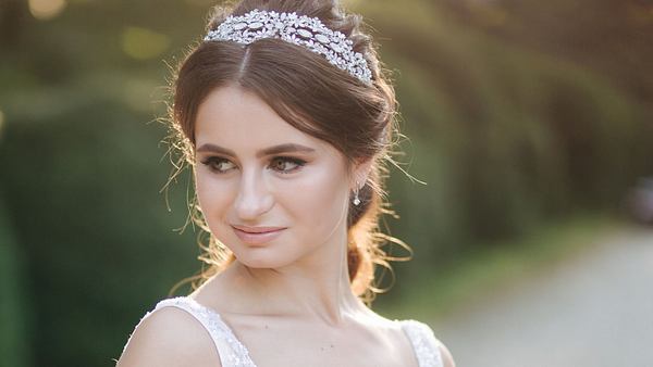 Brautfrisur mit Haarreif: Die schönsten Frisuren-Inspirationen zur Hochzeit  - Foto: Oleksandr Hrytsiv/iStock