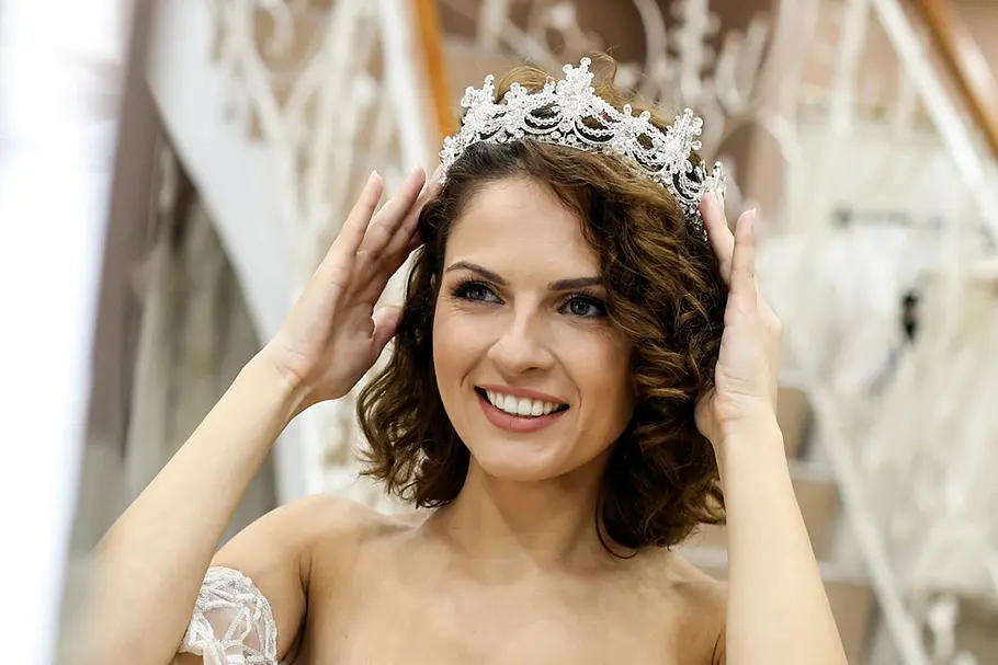 Braut trägt lockige Bob-Frisur mit passendem Diadem. Braut trägt lockige Bob-Frisur mit passendem Diadem.