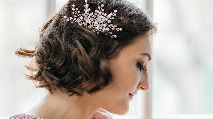 Brautfrisur für kurze Haare: Die schönsten Styling-Ideen für deine Hochzeit - Foto: DragonFly/iStock