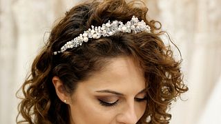Brautfrisur mit kurzen Haaren - Foto: iStock/TheGoodLife