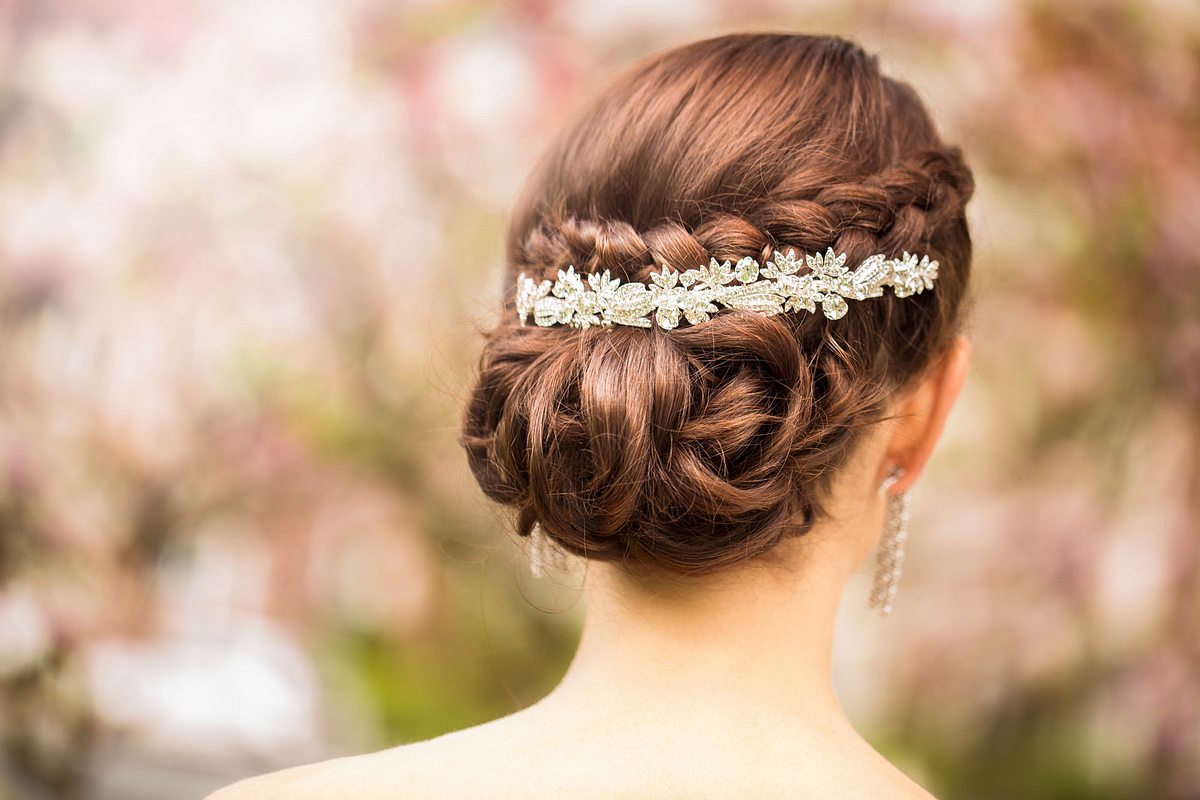 Braut trägt Hochsteckfrisur mit Haarschmuck.