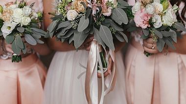 Braut und Brautjungfern in Brautjungfernkleidern und mit Blumensträußen - Foto: iStock/Bogdan Kurylo