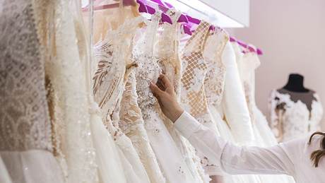 Die besten Tipps für den Brautkleidkauf bekommst du mit unserem Ratgeber: So findest du dein perfektes Hochzeitskleid. - Foto: iStock