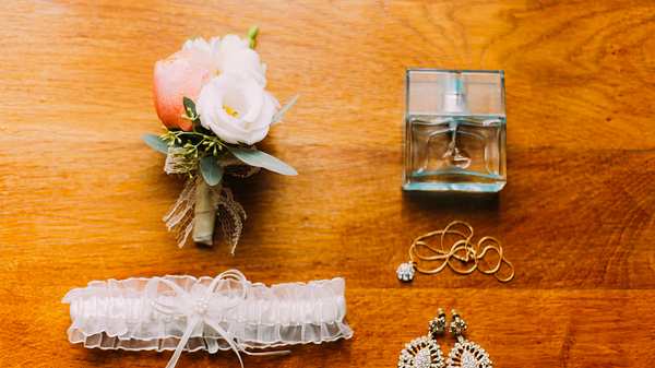 Brautschmuck auf Holztisch - Foto: iStock