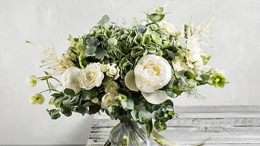 Egal, ob du selbst deinen Brautstrauß wählst oder aber ganz traditionell dein Bräutigam die Entscheidung für die Blumen übernimmt: Das wird dein perfekter Blumenschmuck! - Foto: iStock