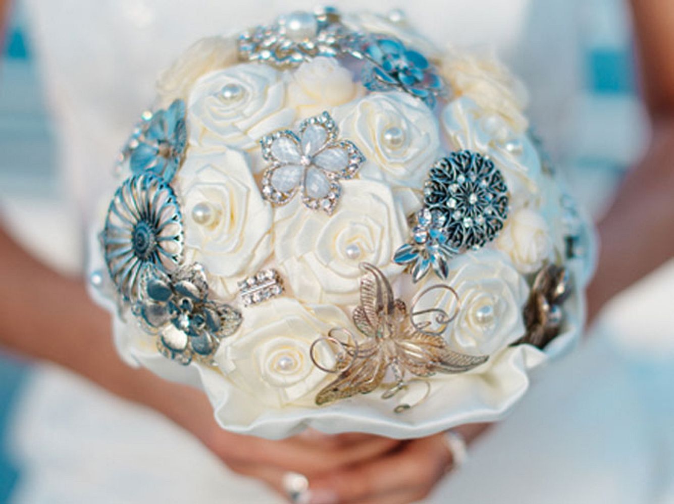 Besondere Brautsträuße aus Stoff von Julia Buschbacher können unter www.mybouquet. at bestellt werden. Besondere Brautsträuße aus Stoff von Julia Buschbacher können unter www.mybouquet.at bestellt werden..