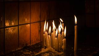Brennende Kerzen können gefährlich werden. - Foto: iStock/Bilgehan Tuzcu