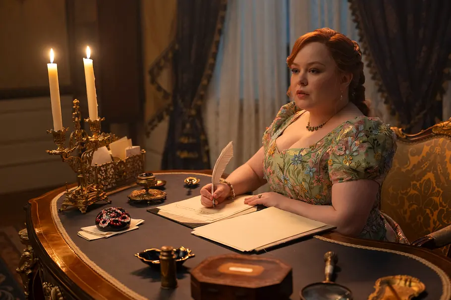 Penelope Bridgerton schreibt etwas als Lady Whistledown.