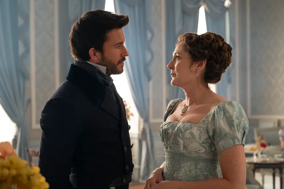 Anthony Bridgerton (Jonathan Bailey) und seine Mutter Violet Bridgerton (Ruth Gemmell).