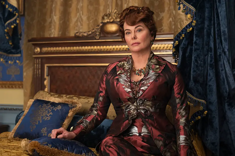 Penelopes Mutter Lady Featherington sitzt auf dem Bett.