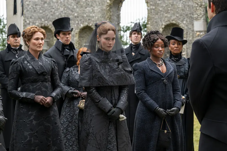 Violet Bridgerton, Francesa Stirling, Michaela Stirling und weitere Gäste bei Johns Beerdigung in der 4. Staffel von Bridgerton.