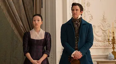 Yerin Ha als Sophie Baek und Luke Thompson als Benedict Bridgerton stehen in „Bridgerton“ Staffel 4 nebeneinander. - Foto: Liam Daniel/Netflix © 2025