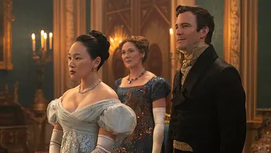 Sophie, Violet und Benedict in „Bridgerton“ Staffel 4. - Foto: Liam Daniel / Netflix