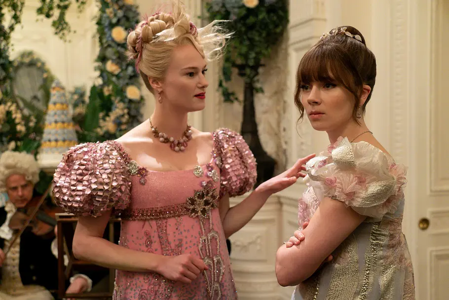 Cressida (Jessica Madsen) und Eloise (Claudia Jessie).