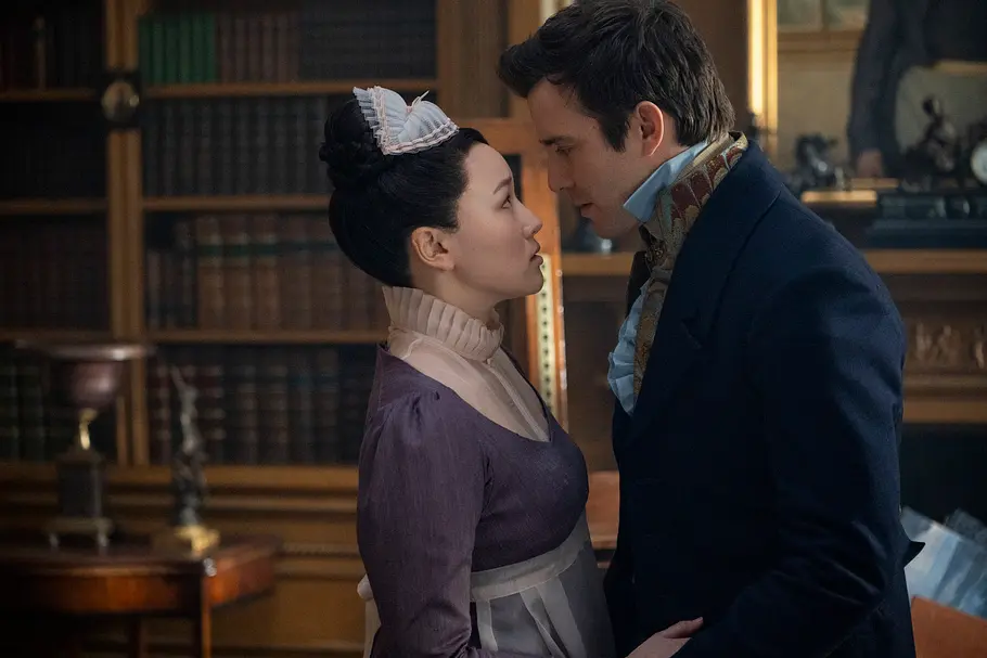 Sophie (Yerin Ha) und Benedict (Luke Thompson) in der 4. Staffel von „Bridgerton“.