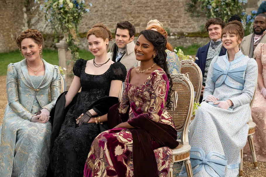 Violet, Francesca, Colin, Gregory, Kate und weitere Gäste bei Benedicts und Sophies Hochzeit in Staffel 4 von „Bridgerton“.