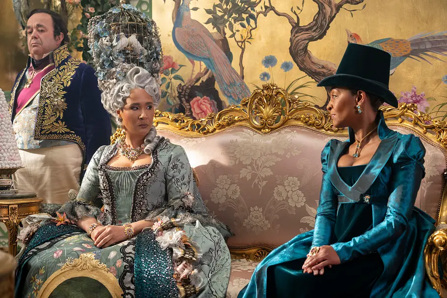 Brimsley (Hugh Sachs), Queen Charlotte (Golda Rosheuvel) und Lady Danbury (Adjoa Andoh).