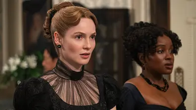 Lady Francesca Stirling (Hannah Dodd) und Michaela Stirling (Masali Baduza) sind die Hauptrollen in Staffel 5. - Foto: Liam Daniel / Netflix