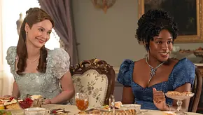 Hannah Dodd als Francesca Bridgerton und Masali Baduza als Michaela Staffel 4 von „Bridgerton“.  - Foto: Liam Daniel / Netflix