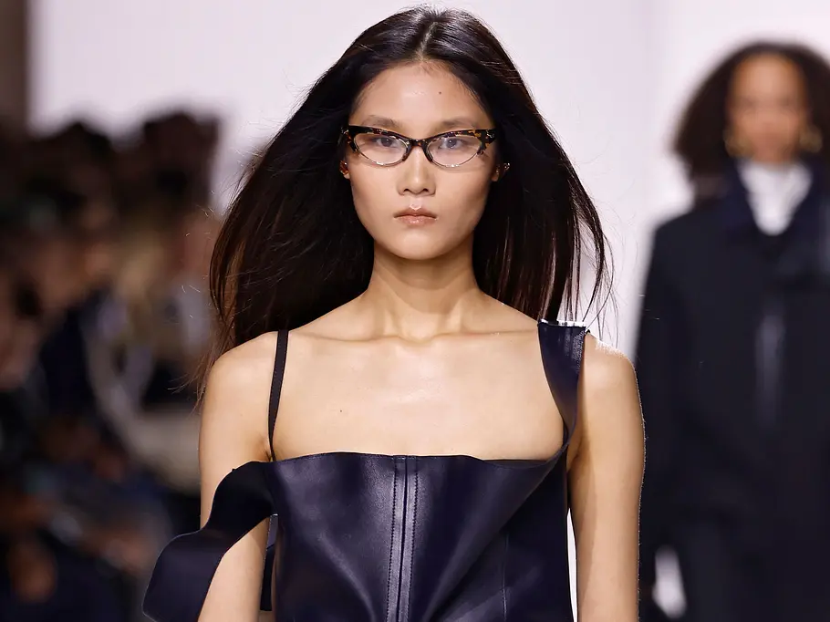 Brillen-Trends 2026: Cateye-Brille an einem Model auf dem Laufsteg