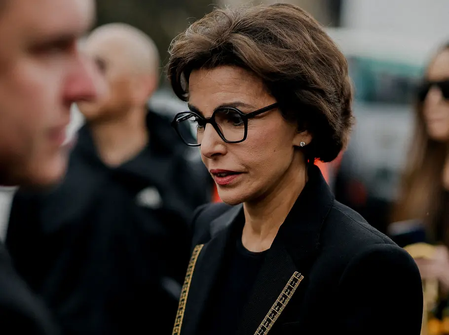Brillen-Trends 2026: Retro-Brille an einer Frau bei der Fashion Week in Paris