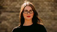 Brillen-Trends 2026: Streetstyle mit einer Frau und einer ovalen Brille auf der Straße - Foto: ddp/CAMERA PRESS/Claire Guillon Brillen-Trends 2026: Streetstyle mit einer Frau und einer ovalen Brille auf der Straße - Foto: ddp/CAMERA PRESS/Claire Guillon