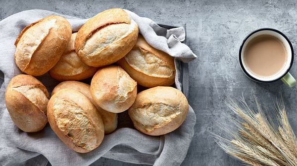 Auch du kannst Brötchen selber backen. - Foto: iStock/anyaivanova