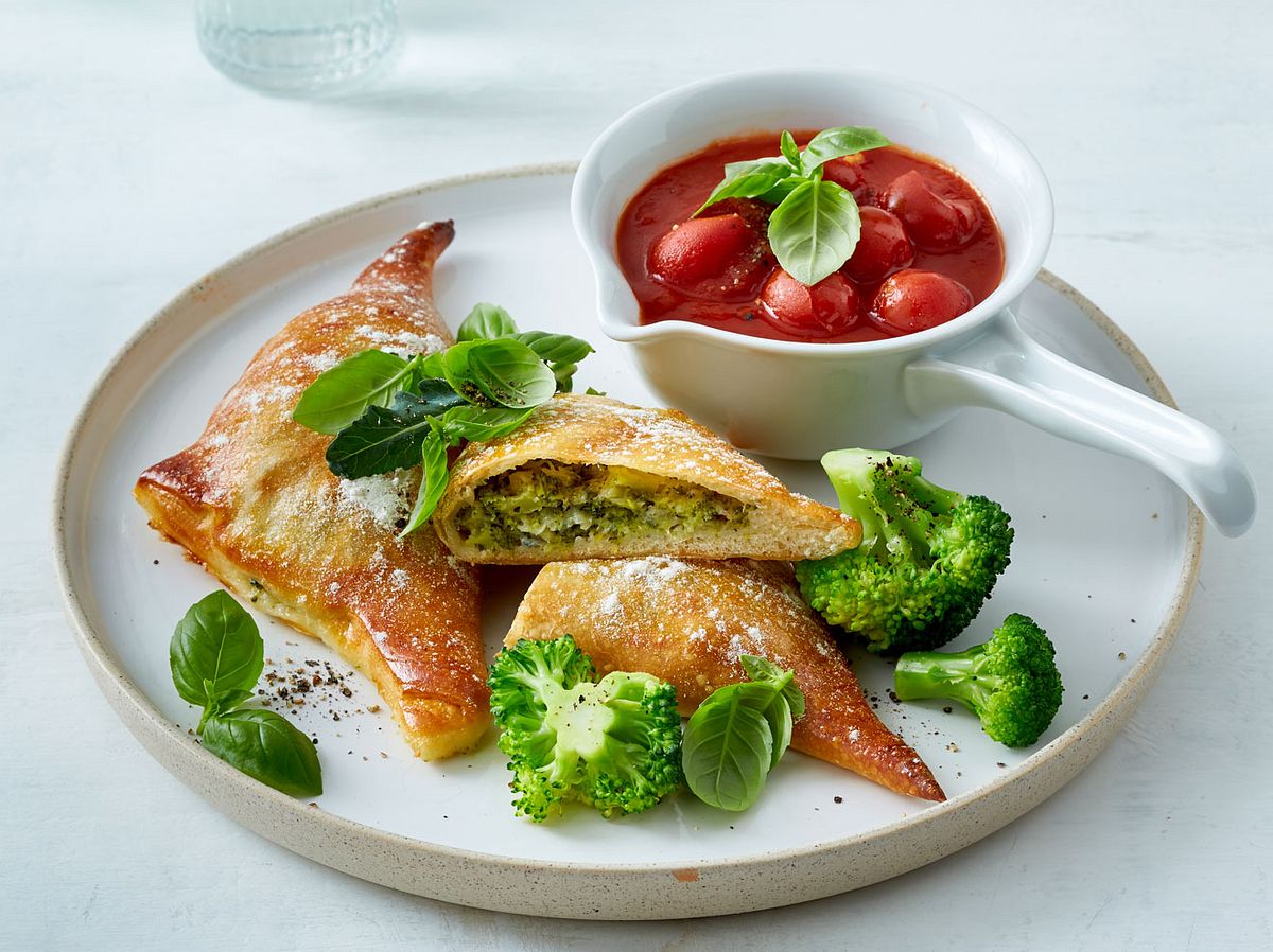 Knusprige Pizzataschen direkt aus dem Ofen? Kein Problem mit unserem vegetarischen Brokkoli Rezept.
