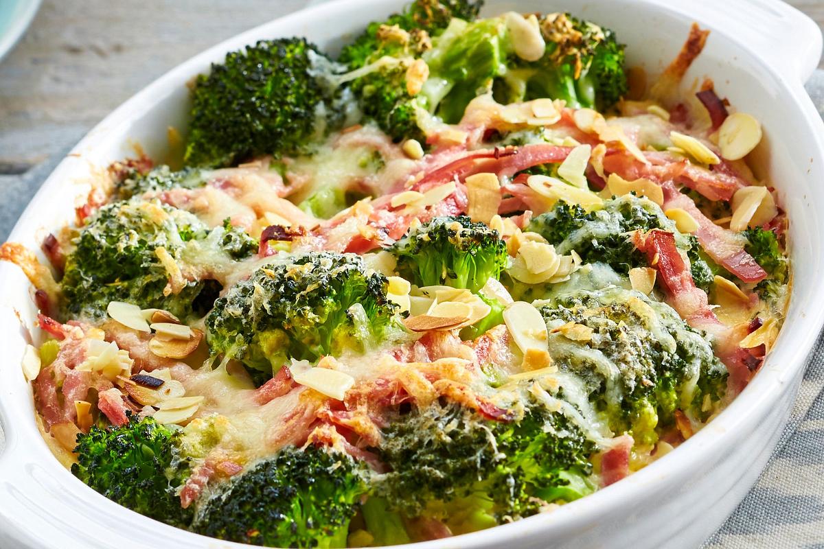 Brokkoli-Schinken-Auflauf: Rezept mit Sahnesoße und Parmesan