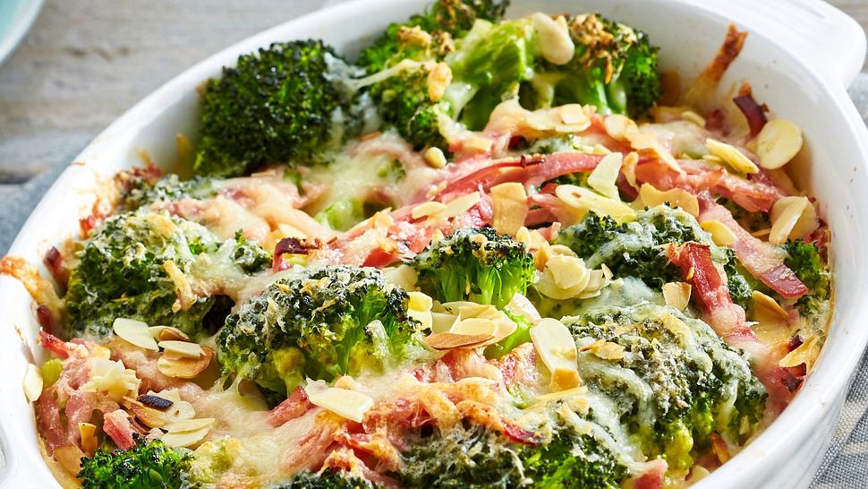Brokkoli-Schinken-Auflauf: Rezept mit Sahnesoße und Parmesan - Foto: House of Food / Bauer Food Experts KG