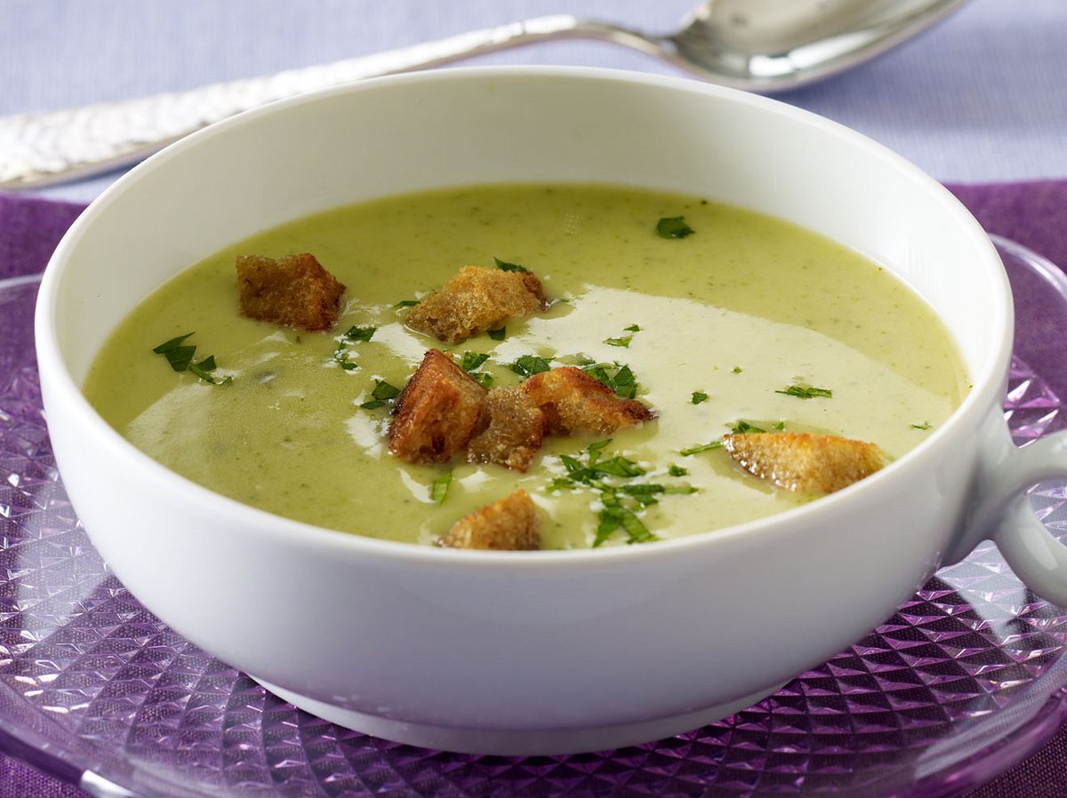 Brokkoli kombiniert mit Kartoffeln und schwups ist eine cremige Suppe fertig!
