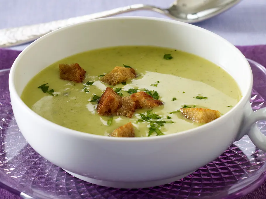 Brokkoli kombiniert mit Kartoffeln und schwups ist eine cremige Suppe fertig! Brokkoli kombiniert mit Kartoffeln und schwups ist eine cremige Suppe fertig!