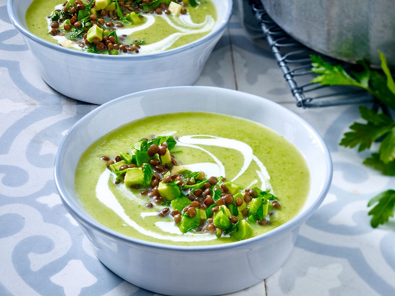 Eine leckere Brokkolicremesuppe wird noch besser durch ein besonderes Topping. Eine leckere Brokkolicremesuppe wird noch besser durch ein besonderes Topping.