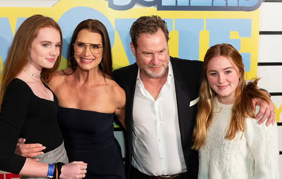 Brooke Shields mit Ehemann und Töchtern Brooke Shields mit Ehemann und Töchtern