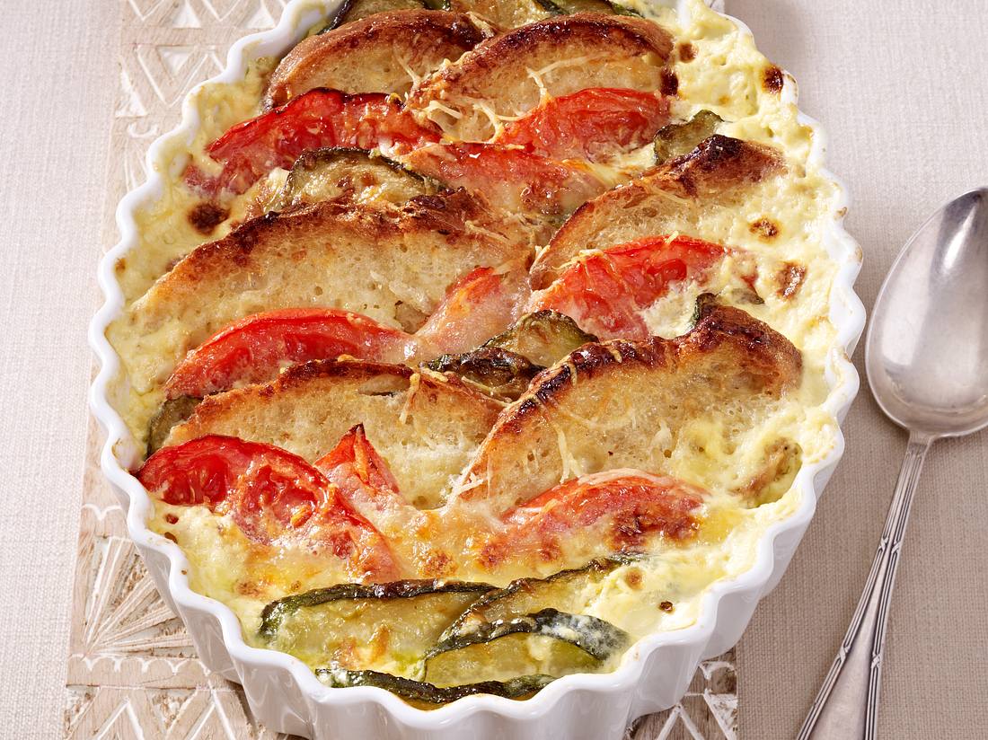 Brotauflauf - Rezept mit Tomaten, Zucchini und Mozzarella überbacken Brotauflauf - Rezept mit Tomaten, Zucchini und Mozzarella überbacken