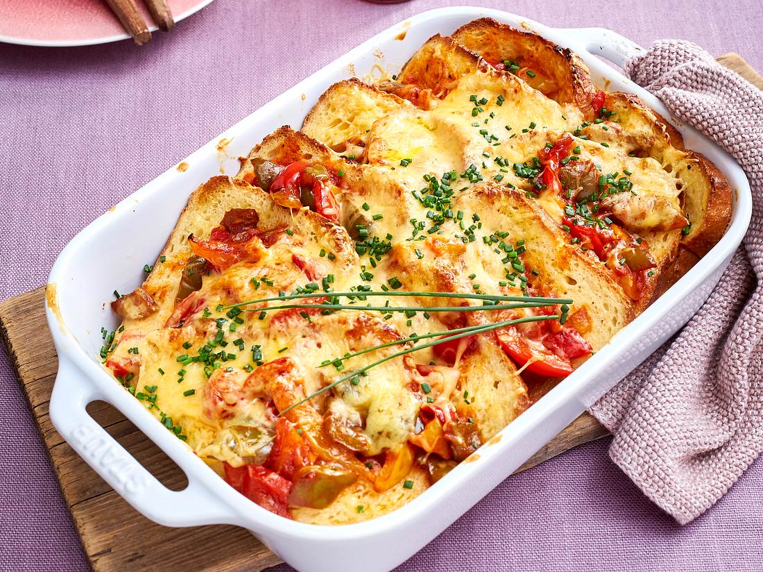 Brotauflauf vegetarisch mit Paprika-Gemüse Brotauflauf vegetarisch mit Paprika-Gemüse