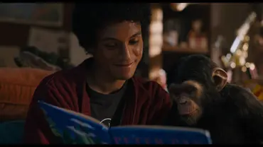 Michael Jackson und Bubbles lesen in Michael ein Peter Pan-Buch. - Foto: Universal/Lionsgate
