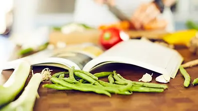 Buch Ernährung - Foto: Neustockimages/iStock