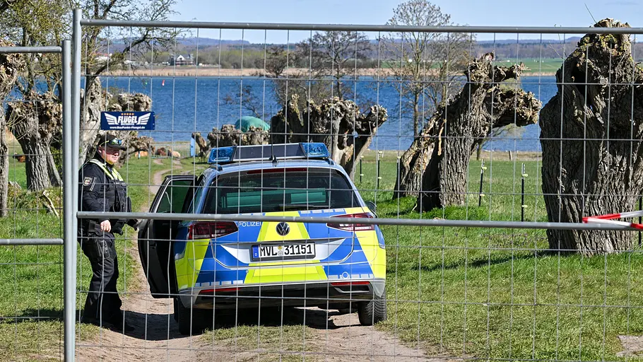Buckelwal Timmy wird seit Wochen von der Polizei bewacht. Man sieht: zurecht! Ein Polizeiauto hinter einem Zaun vor dem Meerstück, in dem Timmy sich befindet.