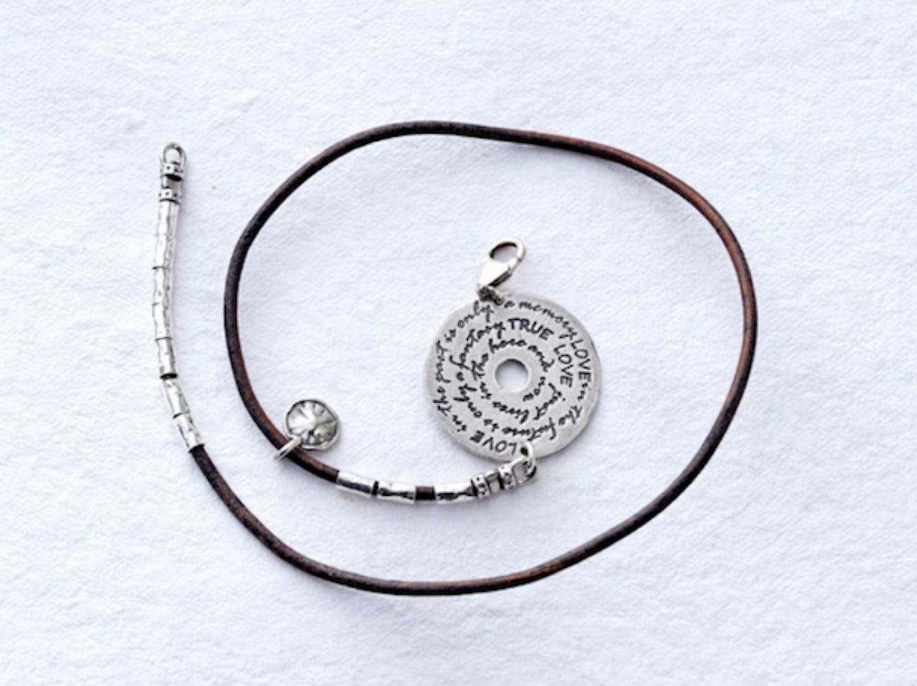 Diese Bedeutung steckt hinter dem Buddha-Armband als Glückbringer Diese Bedeutung steckt hinter dem Buddha-Armband als Glückbringer
