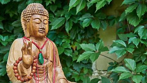 Das bedeutet die Buddhakette und hier kannst du die schönsten kaufen - Foto: Thomas Demarczyk/ iStock