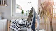 Bügeln ohne Bügelbrett: Diese Tricks machen es möglich! - Foto: Kerkez/iStock