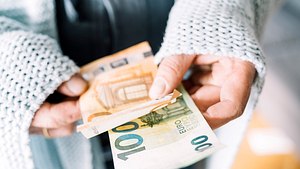 Bürgergeld-Erhöhung: So viel Geld gibt es bald mehr! - Foto: Westend61/Getty Images (Symbolbild)