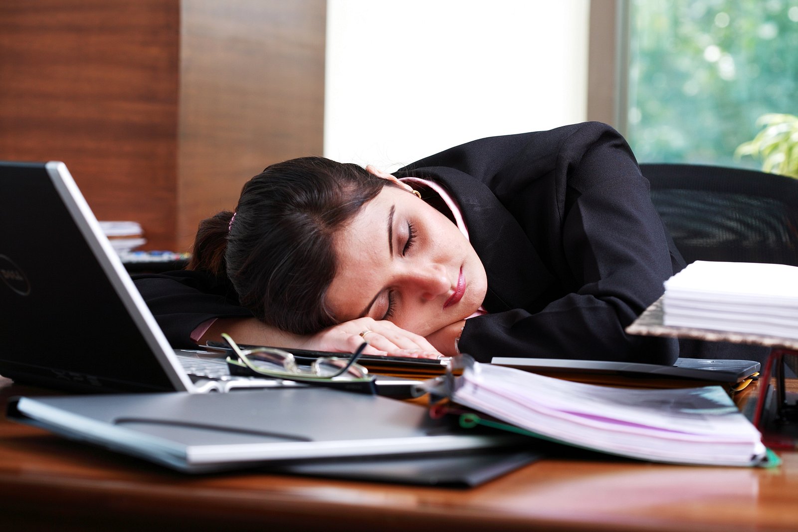 Aufgepasst! Darum solltest du auf der Arbeit ein Nickerchen machen ...
