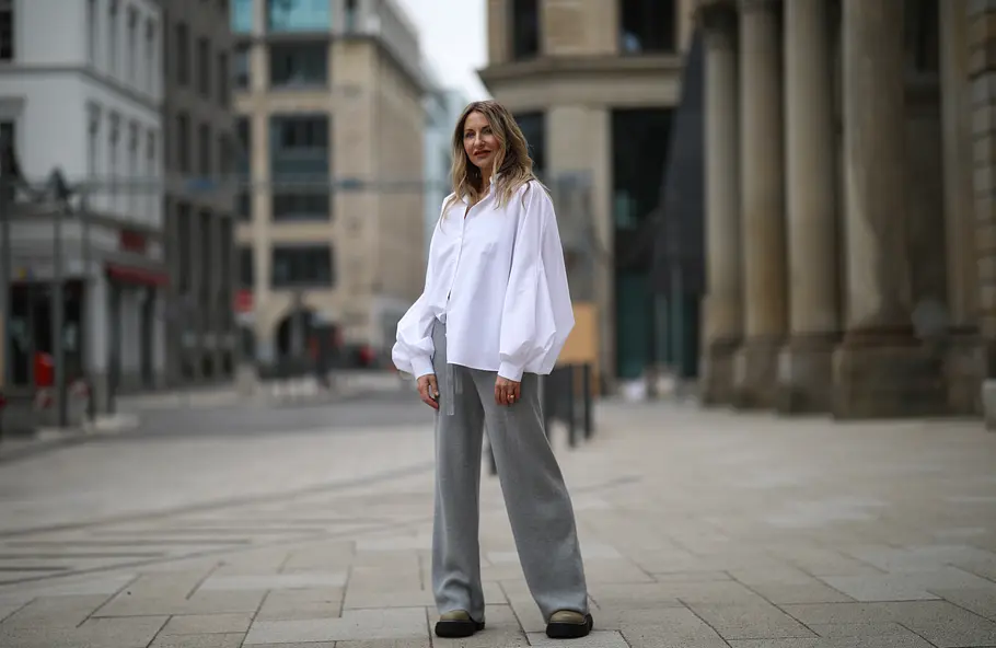 Büro-Outfit mit Jogginghose Büro-Outfit mit Jogginghose.